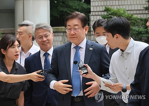이재명 더불어민주당 전 대표가 지난 12일 서울 서초구 서울중앙지방법원에서 열리는 공직선거법 위반 1심 속행 공판에 출석하기 위해 법정으로 향하는 모습 [연합뉴스 자료사진]